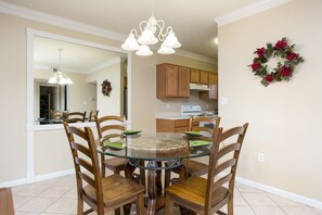 Dining - Riverfront Condo Pigeon Forge/Mt. LeConte Views (Pigeon Forge)