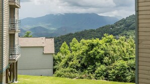 Un quartier résidentiel offrant une vue sur une chaîne de montagnes.
