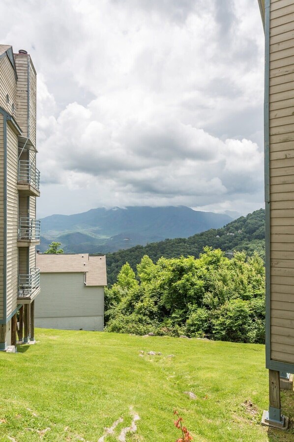 Zona residencial con vistas a una cordillera.