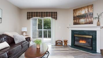 Televisión, chimenea y oficina