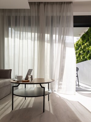 43-inch Smart TV with cable channels, TV, Netflix - Incanto Boutique Suites - Neos Kosmos (Athens)