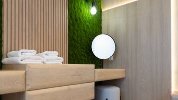 2-Bedroom Maisonette Suite with Jacuzzi | Wardrobe