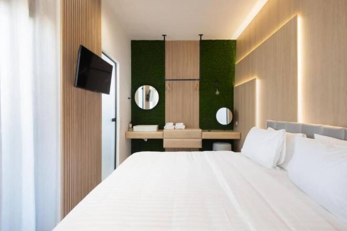 2 bedrooms, premium bedding, desk, blackout drapes