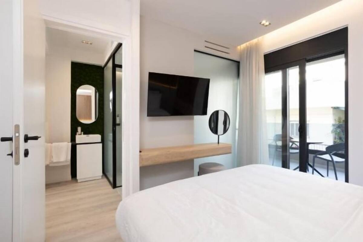 2 bedrooms, premium bedding, desk, blackout drapes