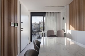 2-Bedroom Maisonette Suite with Jacuzzi | リビング エリア | 43 インチのスマートテレビ (ケーブル放送視聴可)、テレビ、Netflix