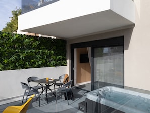 Private spa tub - Incanto Boutique Suites - Neos Kosmos (Athens)