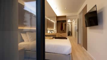 2 bedrooms, premium bedding, desk, blackout curtains