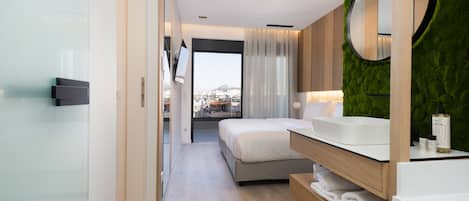 1-Bedroom Maisonette Suite with Jacuzzi | 高級寢具、書桌、遮光窗簾/窗簾、熨斗/熨衫板