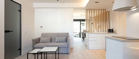 2-Bedroom Maisonette Suite with Jacuzzi | Biancheria da letto di alta qualità, una scrivania, tende oscuranti