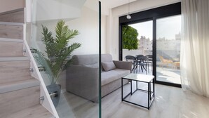 1-Bedroom Maisonette Suite with Jacuzzi | リビング エリア