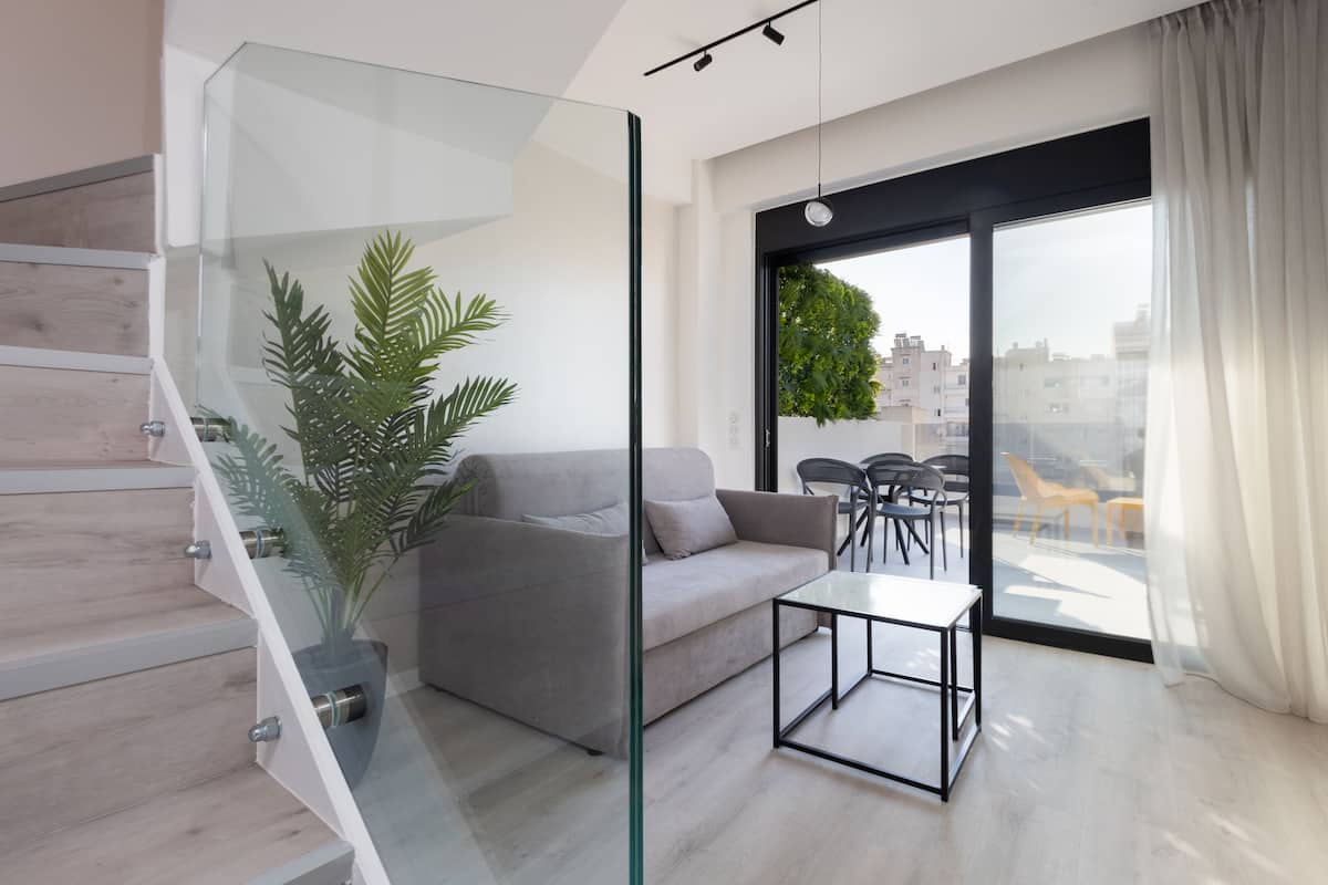 1-Bedroom Maisonette Suite with Jacuzzi | 거실 공간 | 케이블 채널 시청이 가능한 43인치 스마트 TV, TV, 넷플릭스