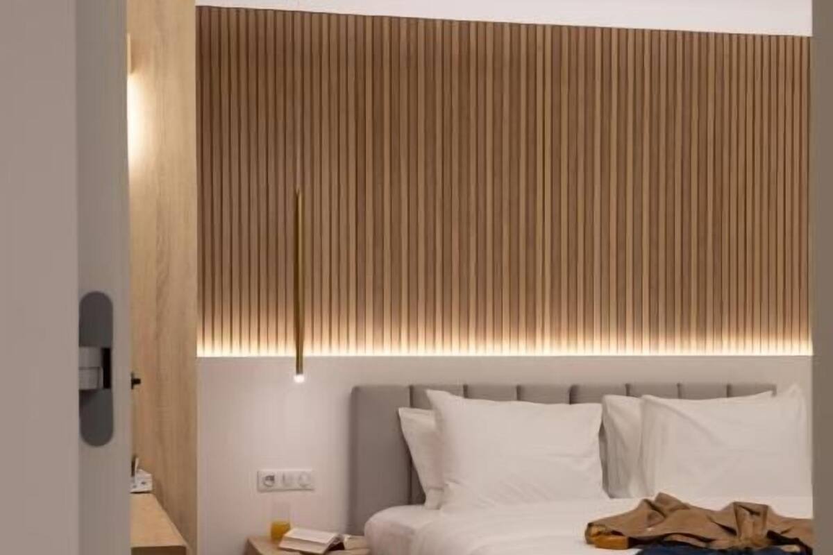 2 bedrooms, premium bedding, desk, blackout drapes