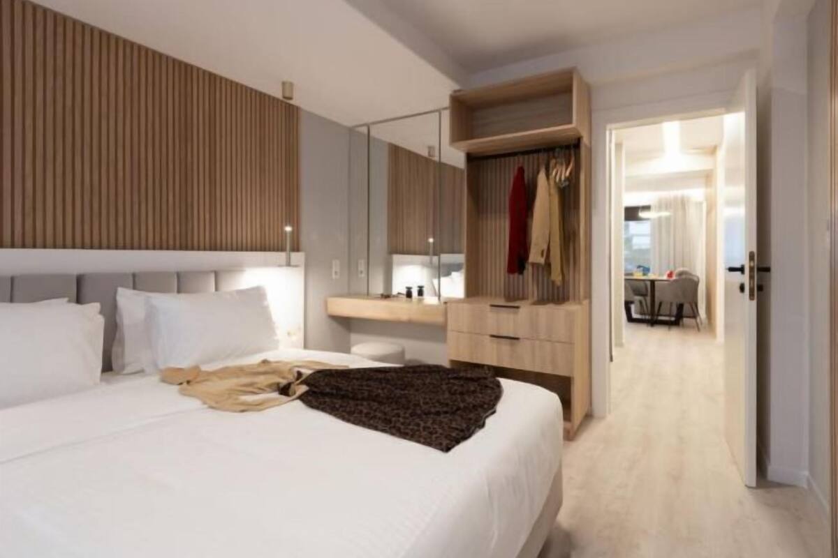 2 bedrooms, premium bedding, desk, blackout drapes