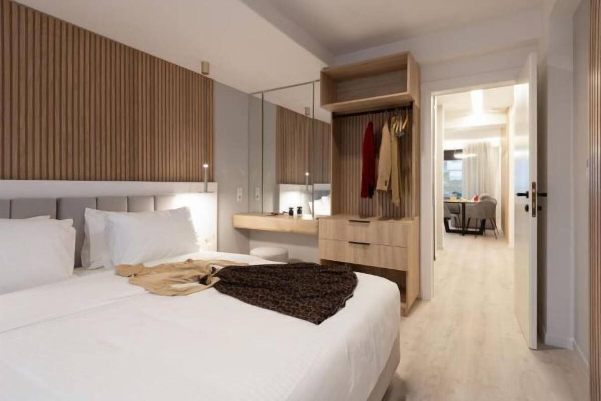 2 bedrooms, premium bedding, desk, blackout drapes