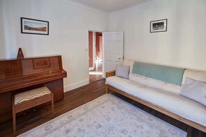 Televisión, chimenea, videojuegos y reproductor de DVD