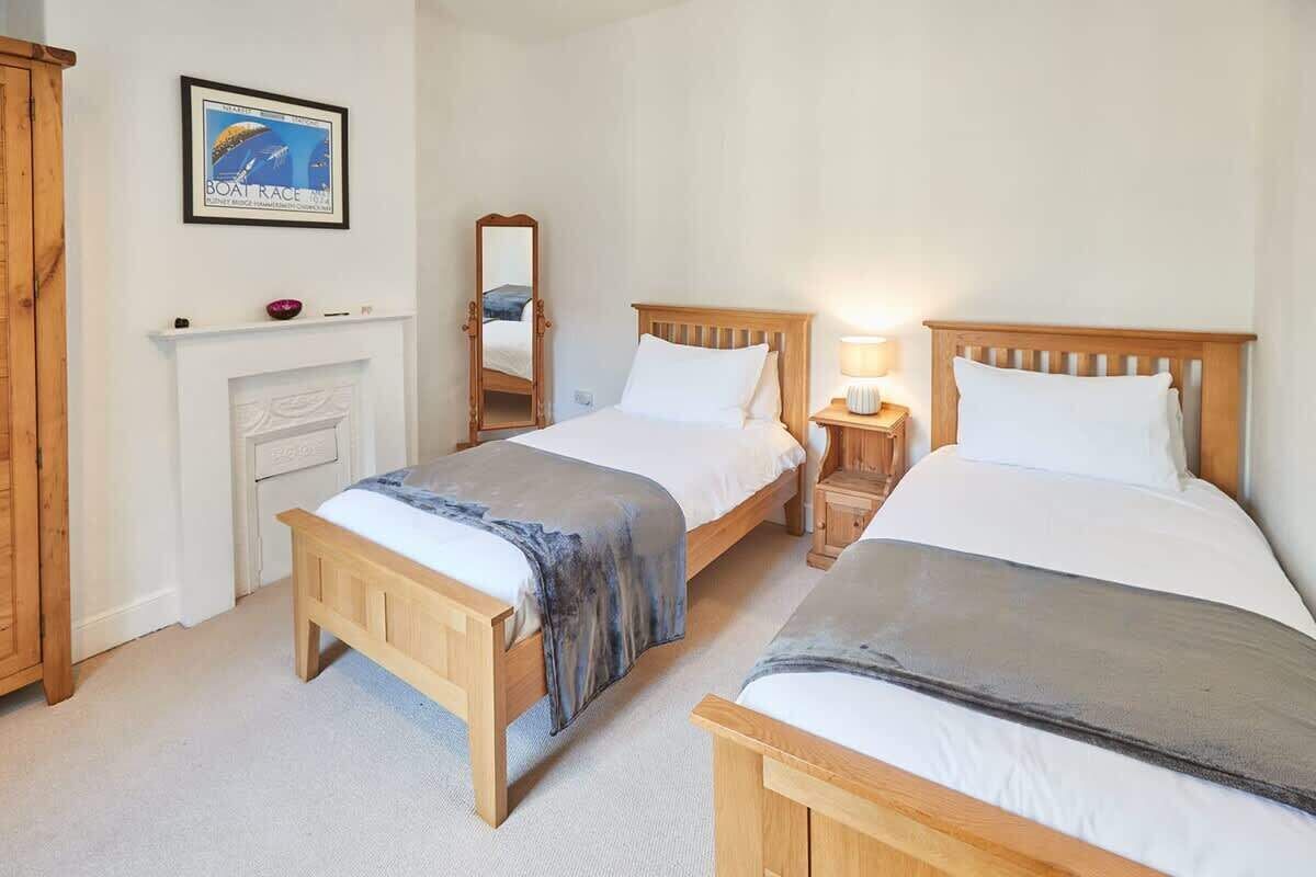 3 bedrooms, iron/ironing board, travel cot, free WiFi