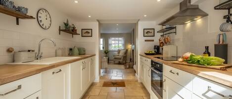 Frigorífico, microondas, lavavajillas y cafetera o tetera