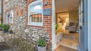 Een gevel van natuursteen met een bord waarop staat: "11 Charnwood Cottage".