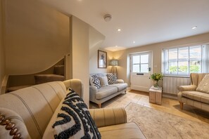 TV, fireplace, books - Charnwood Cottage, Burnham Market, Norfolk (Burnham Market)
