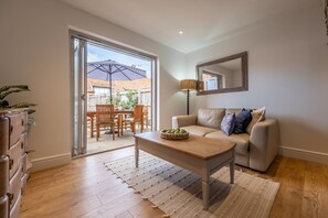 TV, caminetto, libri