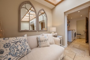 TV, caminetto, libri