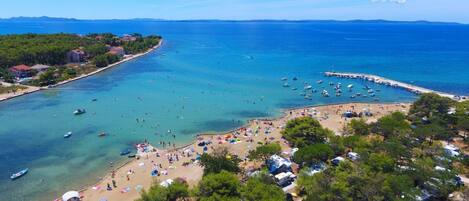 Una spiaggia nelle vicinanze