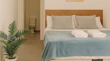 1 slaapkamer, een strijkplank/strijkijzer, beddengoed