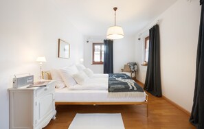 3 bedrooms, desk, soundproofing, iron/ironing board