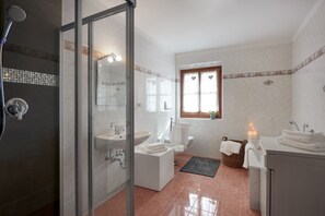 Tina, secadora de cabello, batas, bidet