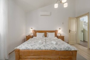 4 bedrooms, desk, iron/ironing board, WiFi