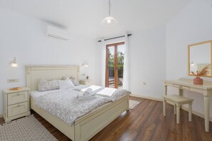 4 bedrooms, desk, iron/ironing board, WiFi