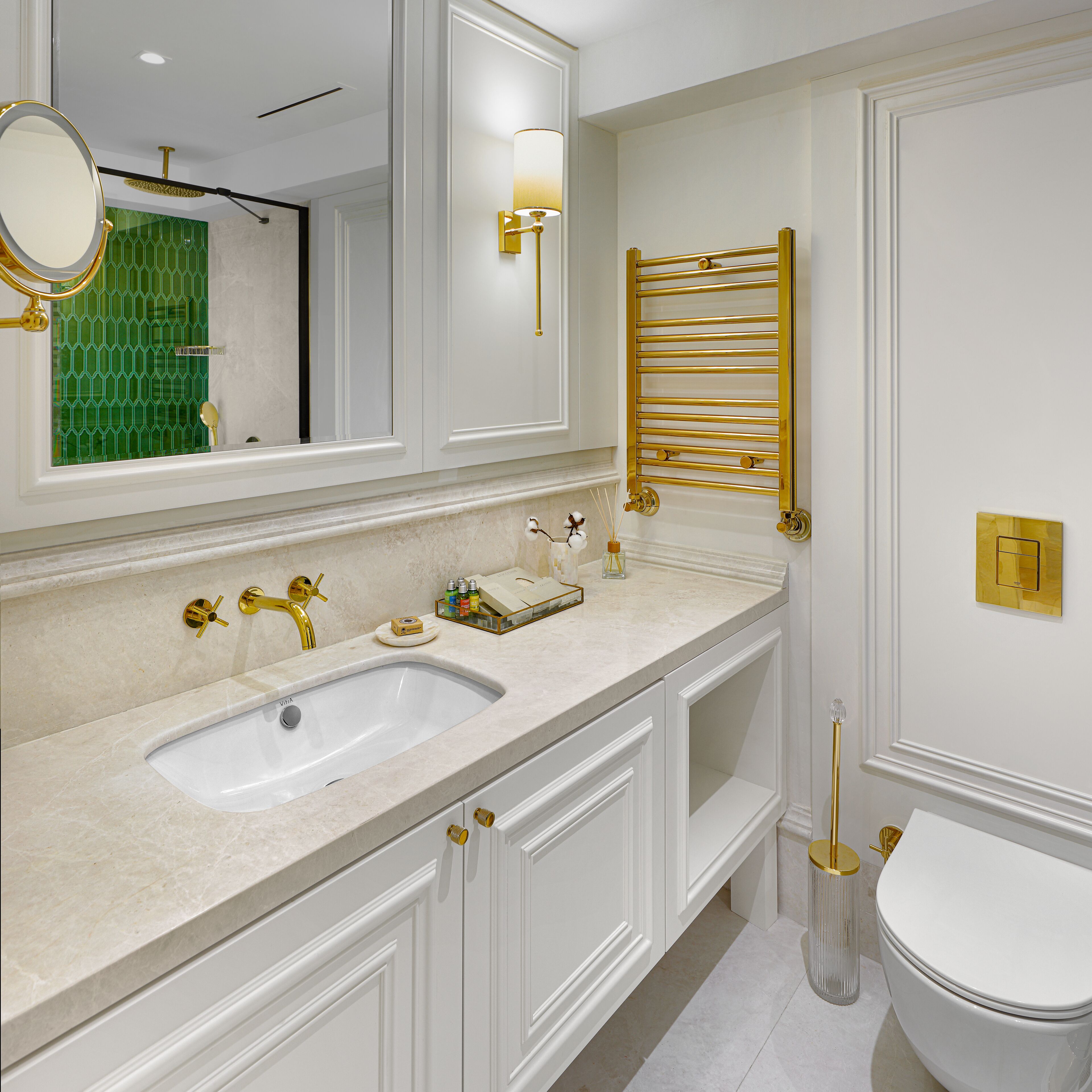 Un baño con lavamanos doble, espejo, toallero y retrete.
