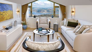 2+1 Bosphorus Apartment with Terrace | Área de estar | Smart TV 55 polegadas com canais via satélite, TV, impressoras