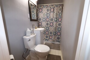 Combined shower/bathtub, towels, soap, shampoo