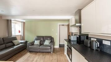 House | 2 bedrooms, iron/ironing board, free WiFi, bed sheets