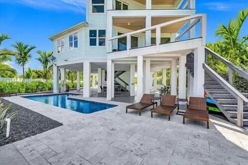 BLUE PEARL - 5 Bedroom/ 4 Bathroom Pool, Kayak, Bike, Canal Front w/ Boat Lift