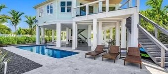 BLUE PEARL - 5 Bedroom/ 4 Bathroom Pool, Kayak, Bike, Canal Front w/ Boat Lift