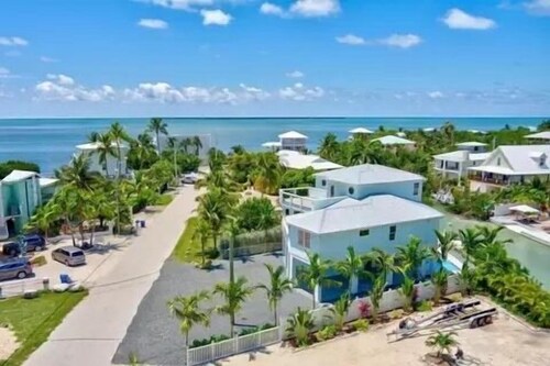 BLUE PEARL - 5 Bedroom/ 4 Bathroom Pool, Kayak, Bike, Canal Front w/ Boat Lift