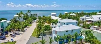 BLUE PEARL - 5 Bedroom/ 4 Bathroom Pool, Kayak, Bike, Canal Front w/ Boat Lift