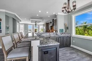 Kylskåp, mikrovågsugn, ugn och spishäll