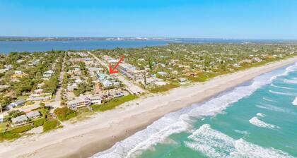 Beautiful downtown Melbourne Beach renovated apartment one block from the beach!