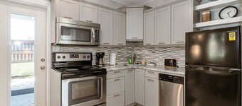 Beautiful downtown Melbourne Beach renovated apartment one block from the beach!