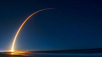 Una spiaggia nelle vicinanze, lettini da mare, teli da spiaggia