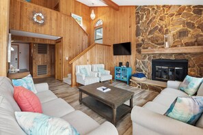 Televisión, reproductor de DVD y futbolito 