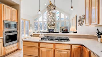 Geladeira, micro-ondas, cooktop, lava-louças