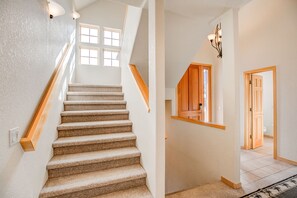 Interior - Windflower Retreat: Beautiful Dog Friendly Home (Frisco)