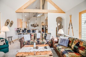 TV, fireplace, DVD player, table football - Windflower Retreat: Beautiful Dog Friendly Home (Frisco)