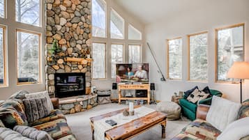 TV, lareira, DVD player, pebolim