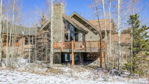 A modern house with a large balcony, surrounded by trees and a snowy landscape. - Windflower Retreat: Beautiful Dog Friendly Home (Frisco)