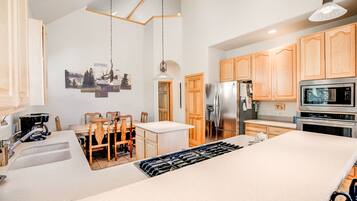 Geladeira, micro-ondas, cooktop, lava-louças